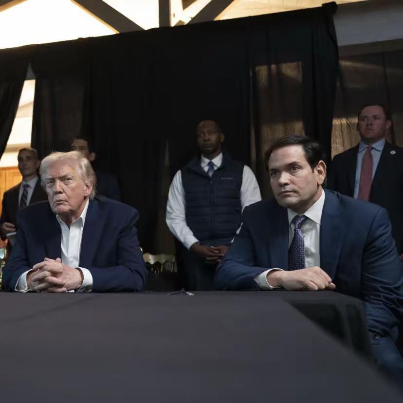 ​美国众议长约翰逊给特朗普高度的评价，可以说是史无前例的。他高调地告诉大家，他特