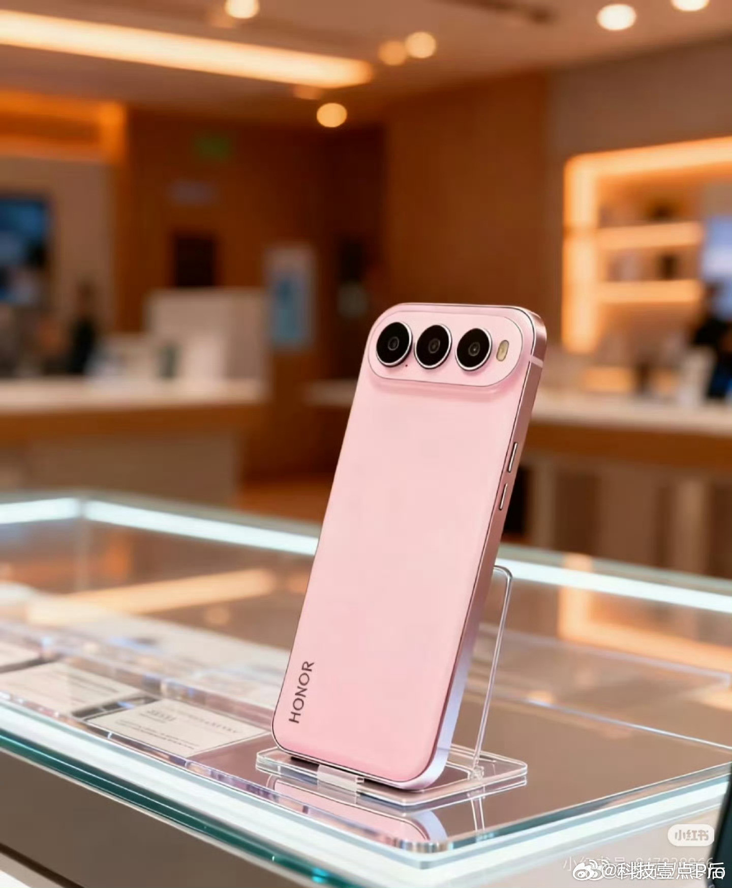 这几天网上传的荣耀500照片是假的。相机模组不准确、音量键位置错了、LOGO不规