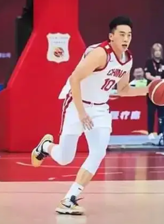 辽宁得到王俊杰的筹码有这么多1、省体育局公务员编制2、顶薪愿意签几年，随