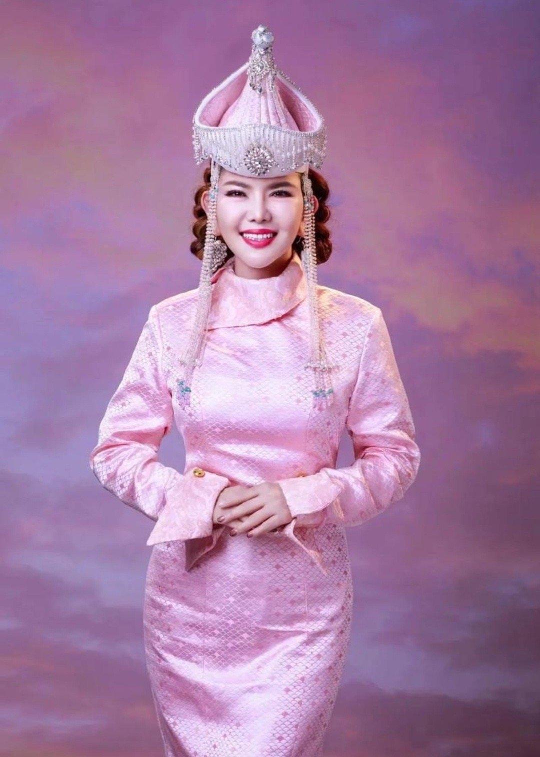 乌兰图雅这次被推到风口浪尖，居然是因为一段充满争议的恋情。网上突然炸出大量爆