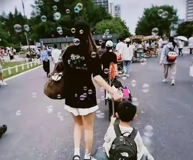 冯绍峰和赵丽颖关系还行，俩人这两天一块出席了孩子幼升小的开学典礼​​​