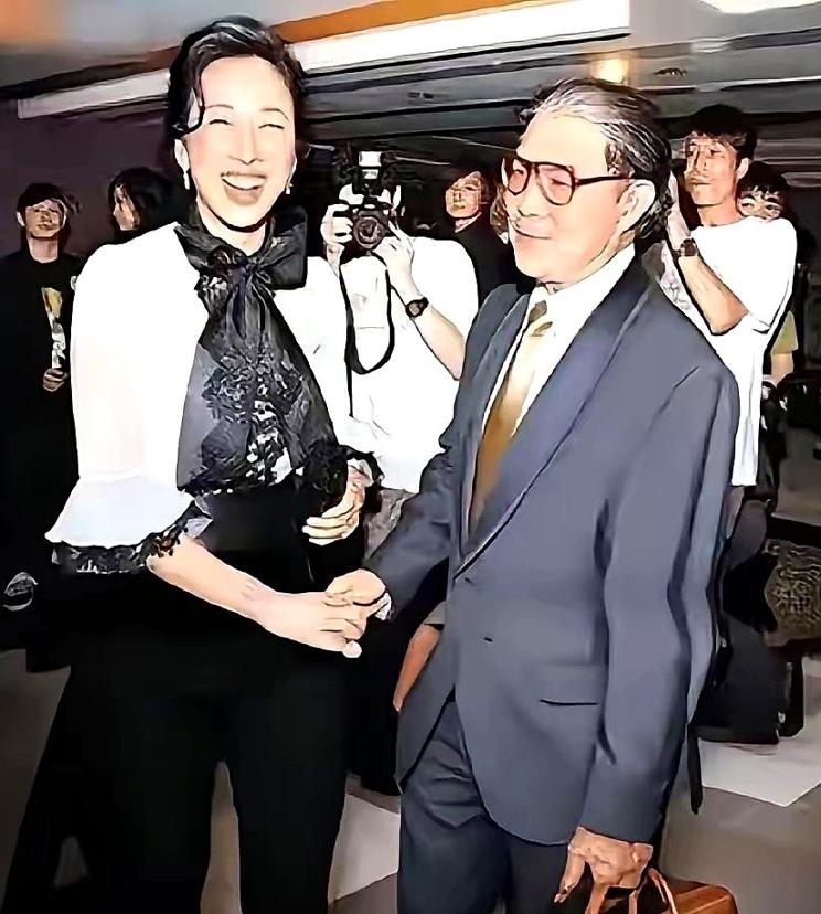 饭局上，76岁的霍震霆看到65岁的前妻朱玲玲，竟主动伸手，笑得比谁都灿烂。离婚1