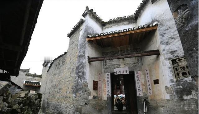 辰溪县龚家湾区公所保卫战，10名战士对阵2000湘西土匪，激战一整天，以牺牲4人