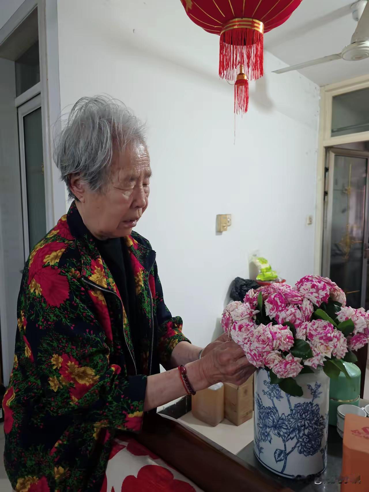 济南一男子，母亲节用垃圾桶给老母亲送花……上午动了杀心，把露台上的月季剪了。