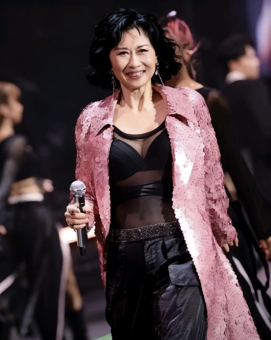 65岁的叶倩文，现在仍旧是宝刀不老，她和陈奕迅、林子祥同台演出，唱功仍旧像当