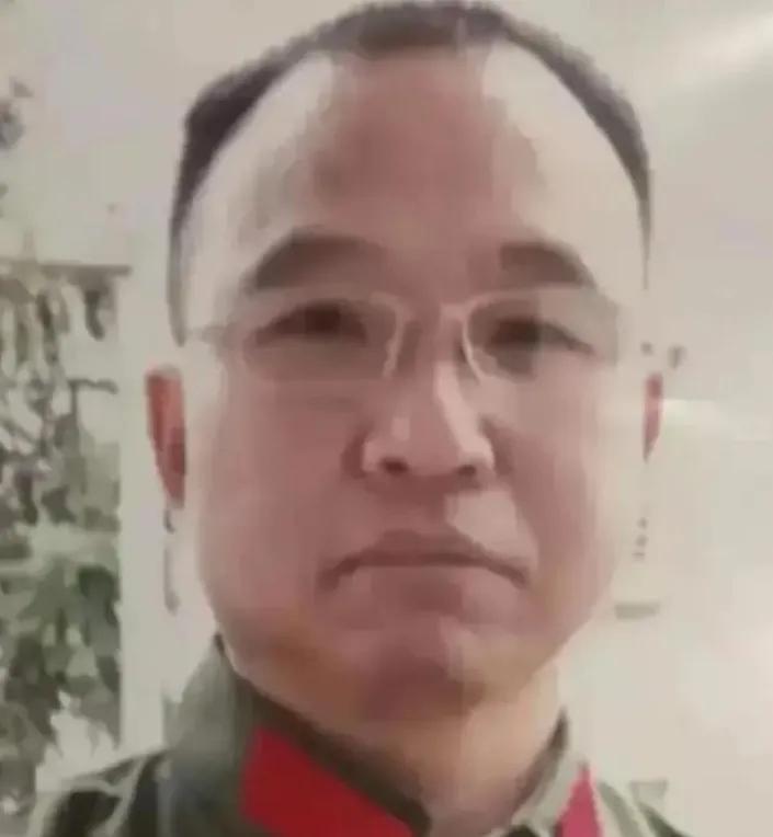 1984年，战士李陶雄中弹牺牲，送葬途中遗体竟两次从车上跌落，护士郑英察觉异样，