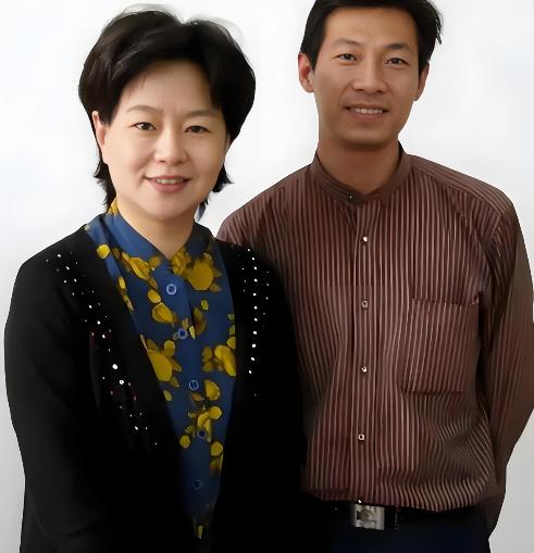 1999年，鞠萍向丈夫提出了离婚，丈夫却提出孩子和钱只能带走一样，鞠萍一听就知道