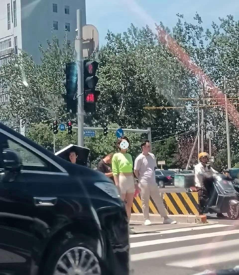 也许是我真的老了，年轻女士穿着一个打底安全裤走在大街上，这样的穿着就是时尚么?