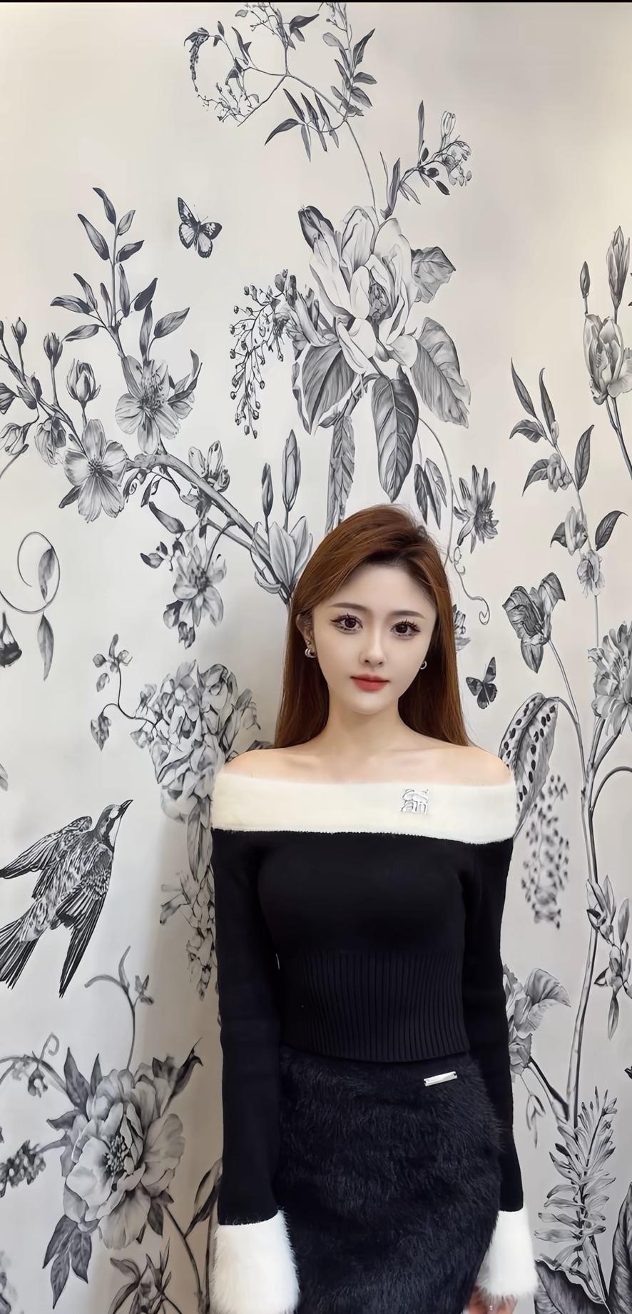 优雅黑白色调，复古花卉背景，时尚黑白拼接毛衣，气质优雅，尽显女性魅力。