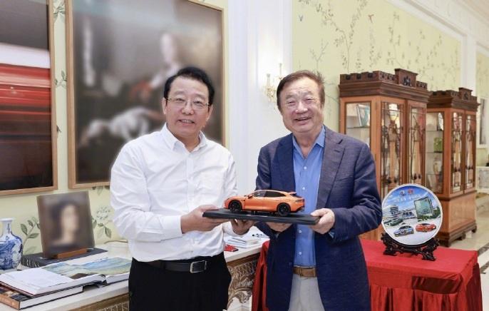 81岁任正非最新照片，亲切接见广汽董事长，状态很好。