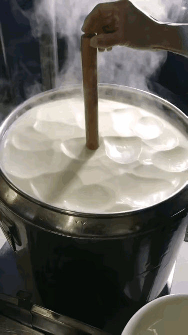 好吃的豆腐脑要这样子盛到碗里。