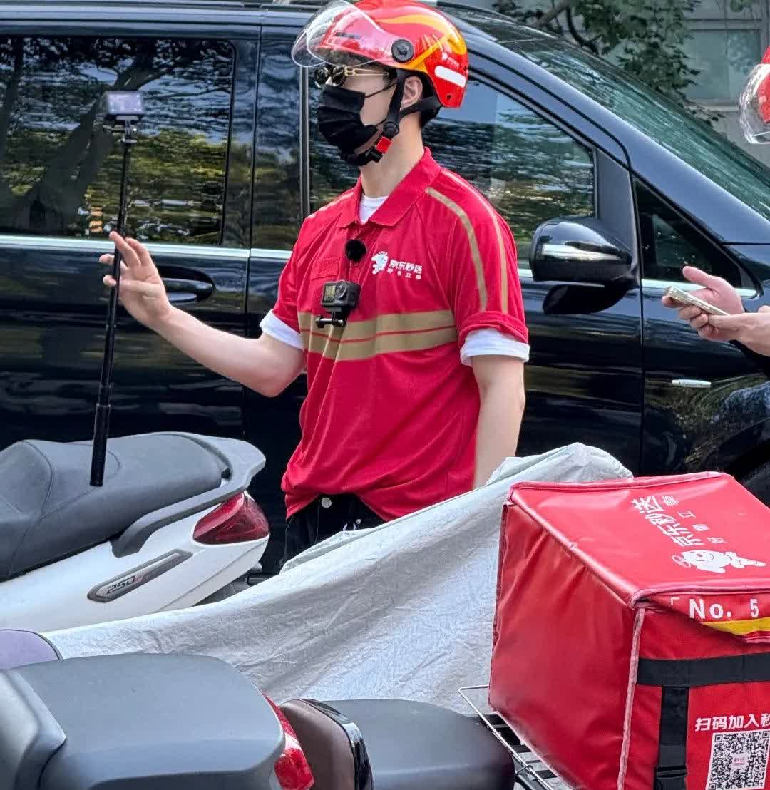 近日，“这个外卖小哥长得好像张艺兴”的话题冲上热搜，引发网友热议。画面中的小哥，