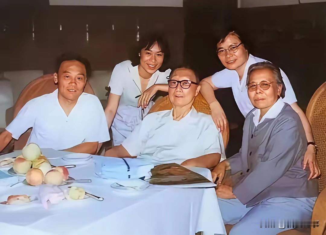 八十年代，北京玉泉山，晚年聂荣臻元帅与家人的一张珍贵留影。镜头下，聂帅坐在家人中