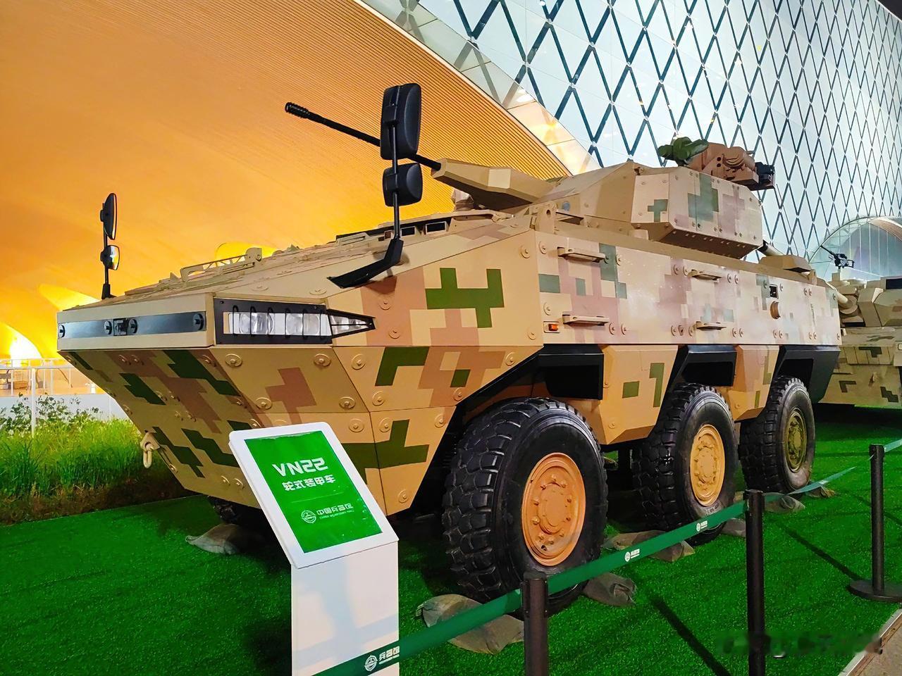 国产兵器——VN22轮式装甲车该车战斗全重约25吨，6×6全轮转向，半主动悬挂