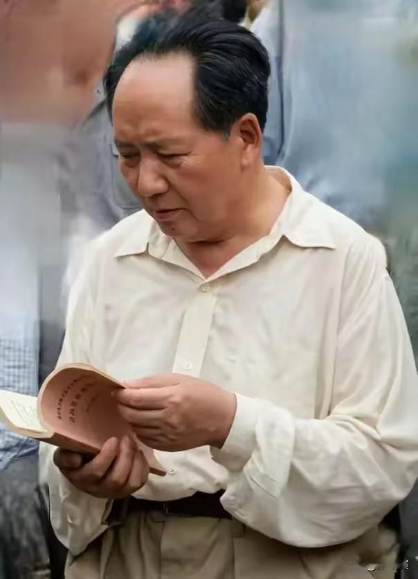 毛主席手不释卷，孜孜不倦地学习革命真理[赞][赞][赞]​