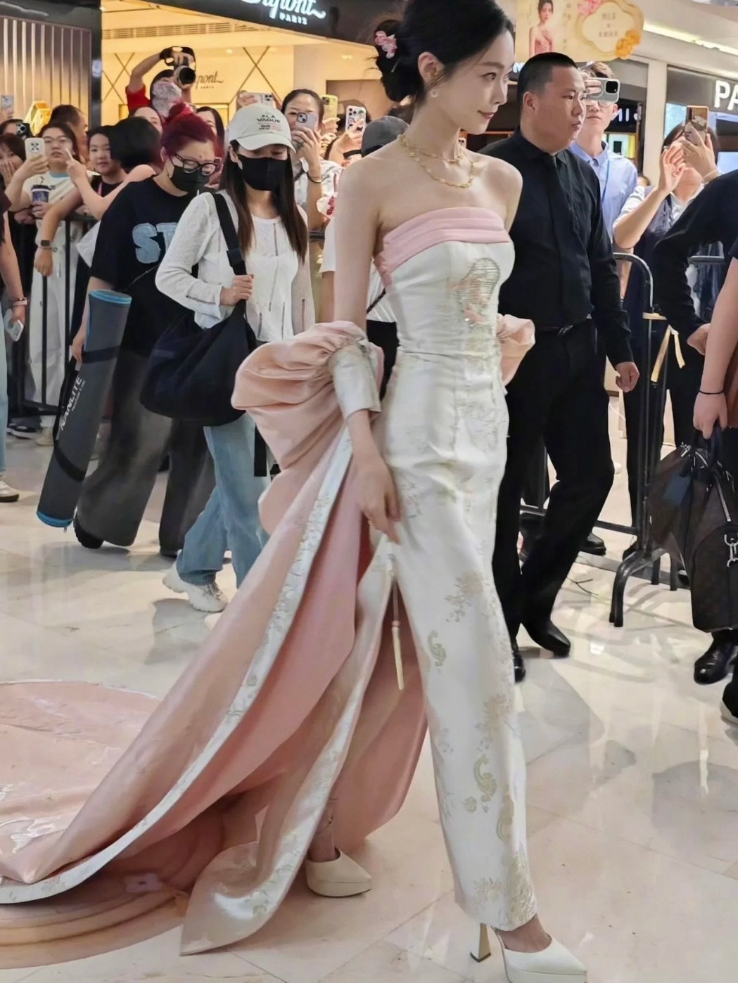 原来宋轶身材这么好这套新中式礼服放大了她所有优点，太惊艳了！​​​