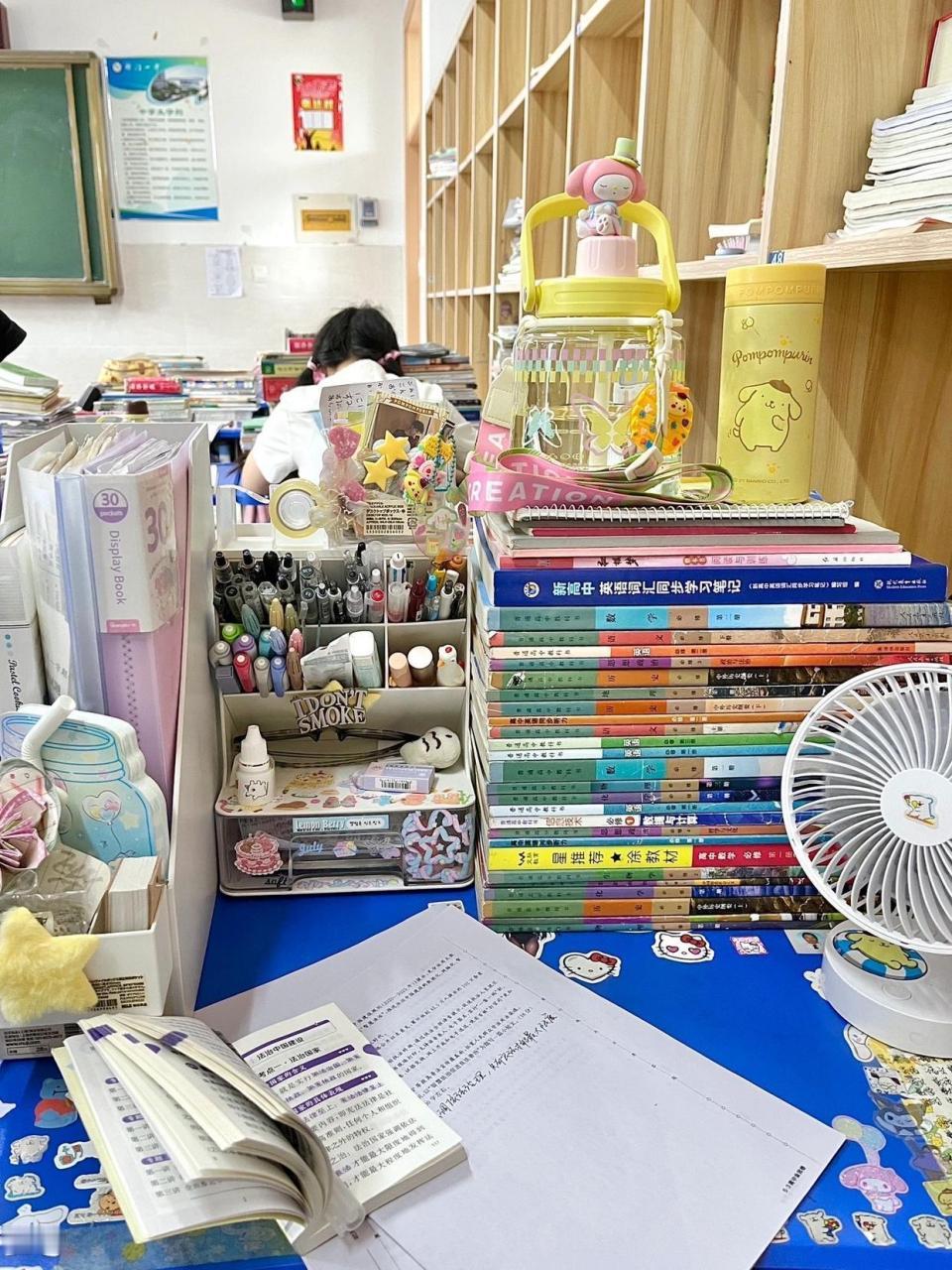 千万不要期望值太高，普通班进重点班还是垫底，重点班去普通班也不一定是鸡头。关