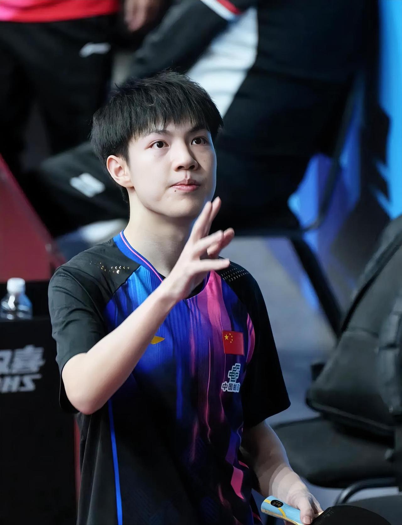 温瑞博男单止步首轮，男双与黄友政搭档晋级四强，晚上与陈俊崧、徐海东组合对阵，