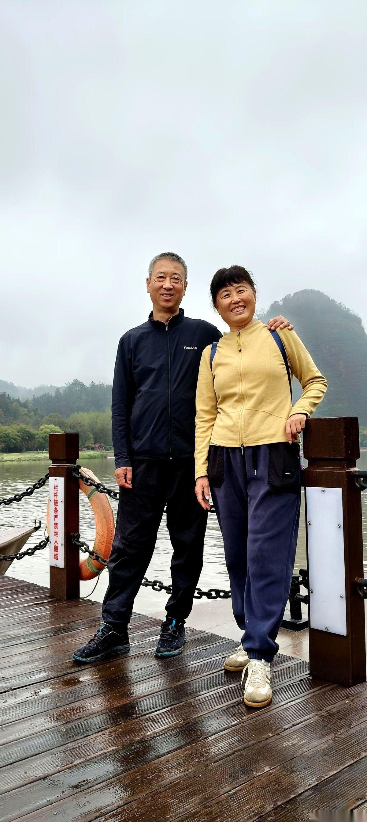 刷到一个阿姨的帖子，说她快60了，属马。本命年，老伴陪着她去江西旅游，结果她说