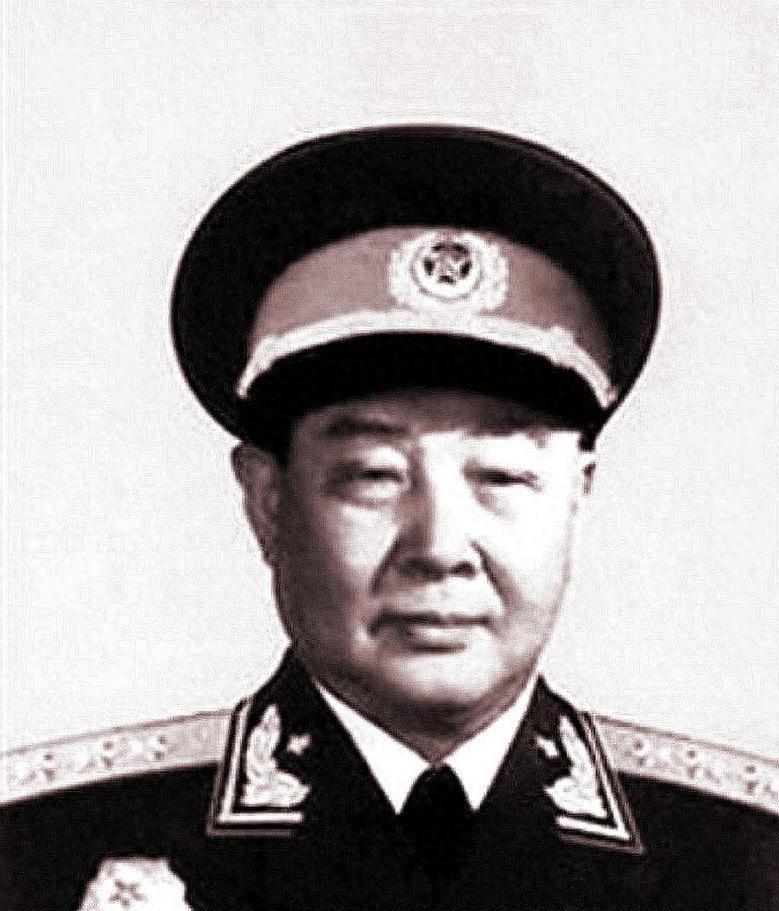 1955年赵尔陆被授予上将军衔时谢绝穿军装，毛主席听闻后亲自写下四字批示，背后有