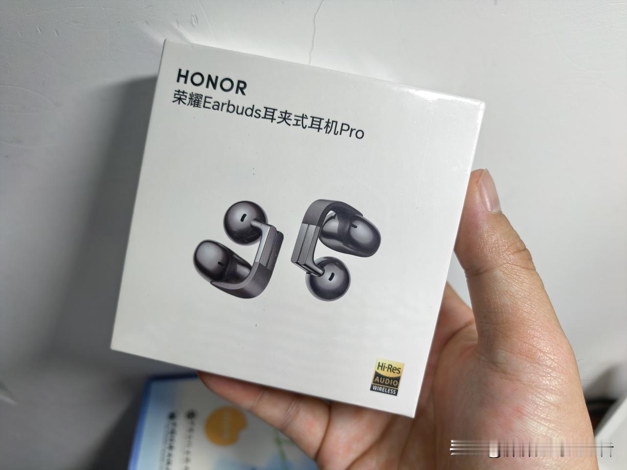 这是啥？原来是荣耀耳夹式耳机Pro！这个质感还是不错的，佩戴也很舒适，基本没有