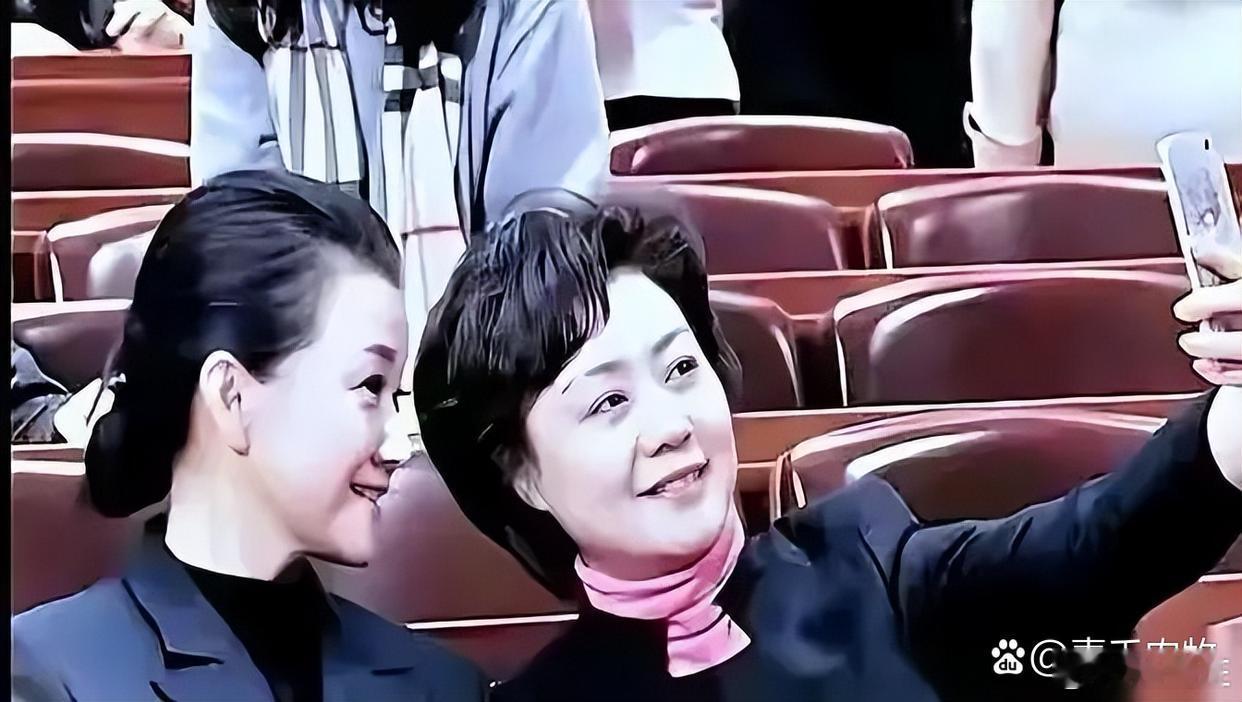 这张59岁李胜素和宋祖英的素颜同框照，真的值得一看再看优雅美丽