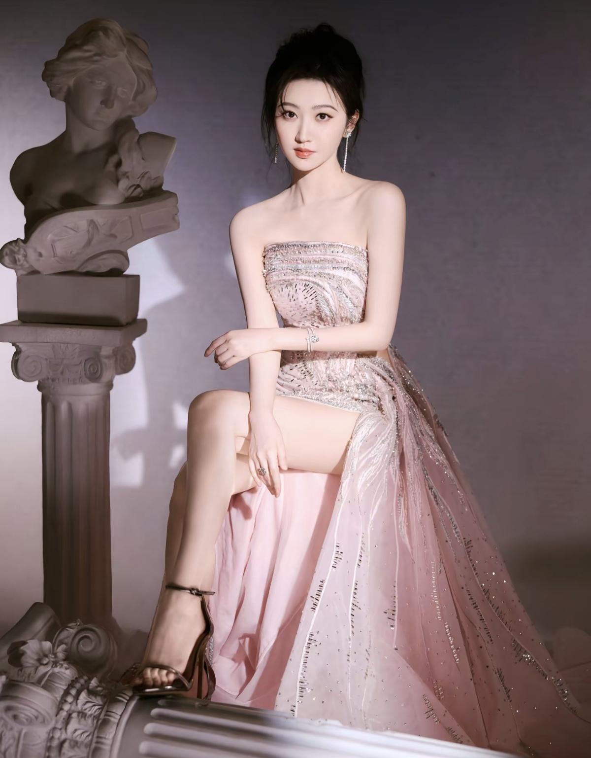 景甜亮相活动造型释出，一袭粉钻抹胸礼裙搭配精致珠宝，大气优雅又不失灵动，尽显红毯