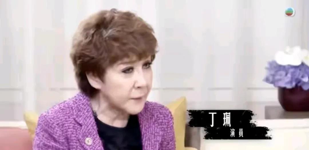 这就是李小龙当年曾经的情人，也是李小龙猝死的亲历者、见证人。她叫丁佩，原名唐美