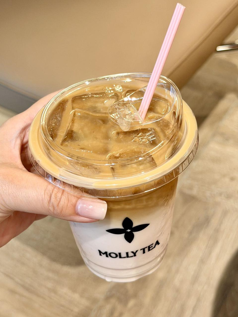 携醒春主理人：何浩楠×王一珩带着首款咖啡系列新品来啦！主打“摩登茶咖”概念，用茶