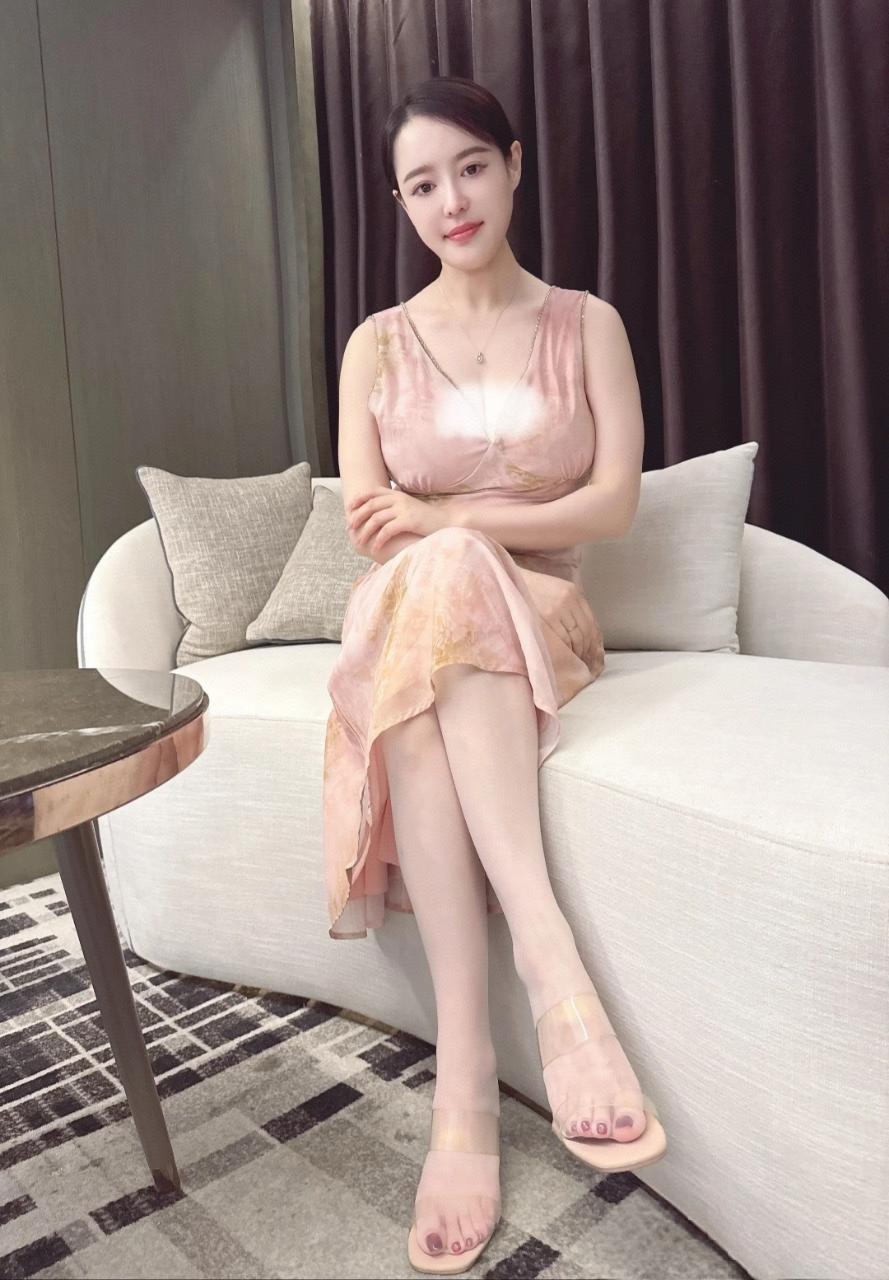 中年妇女如何穿搭比较时尚有气质?轻纱拂面，静坐如画。如何拥有迷人的气质?为什