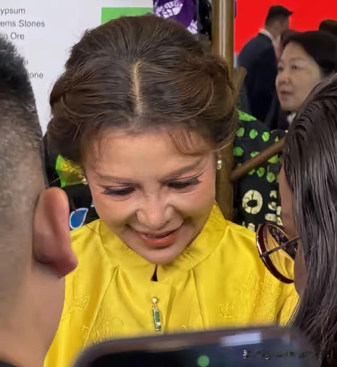 她好牛啊！熬走了一代又一代的主持人周涛在的时候她就在。李思思在的时候她还在。现在