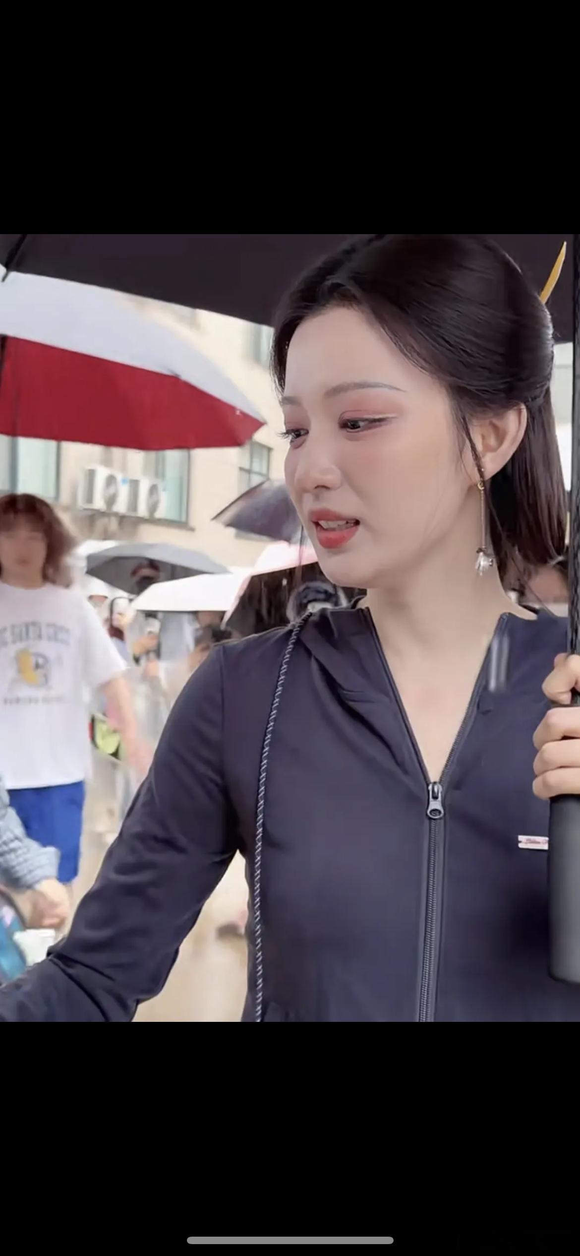 王楚然近距离怼脸照，颜值被高估了吗
