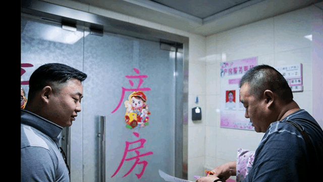 23岁孕妇生宝宝, 产房外面围了10多个人, 婆婆和妈妈挤了好久!