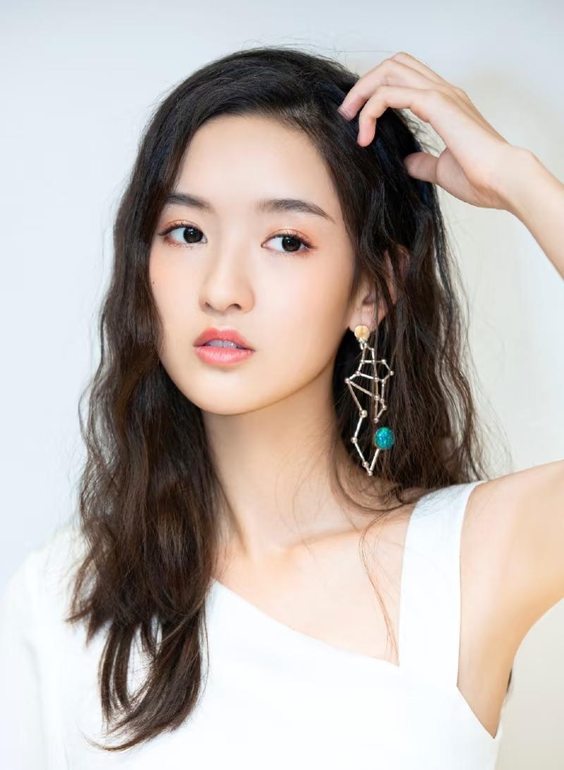 金莎昨天才官宣领证没想到娱乐圈又有新瓜了黄景瑜和王玉雯被拍到聚餐后，同一起回