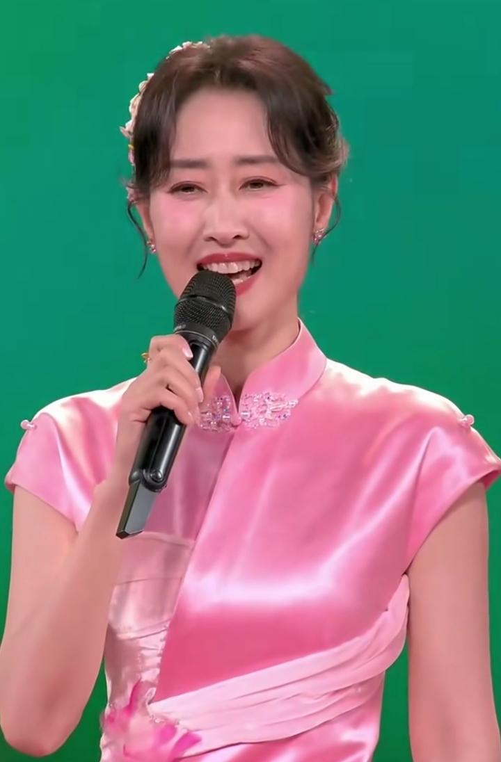 今晚央视春晚的《立春》节目太棒了，周慧敏、梁咏琪、薛凯琪这十位姐姐往台上一站，直