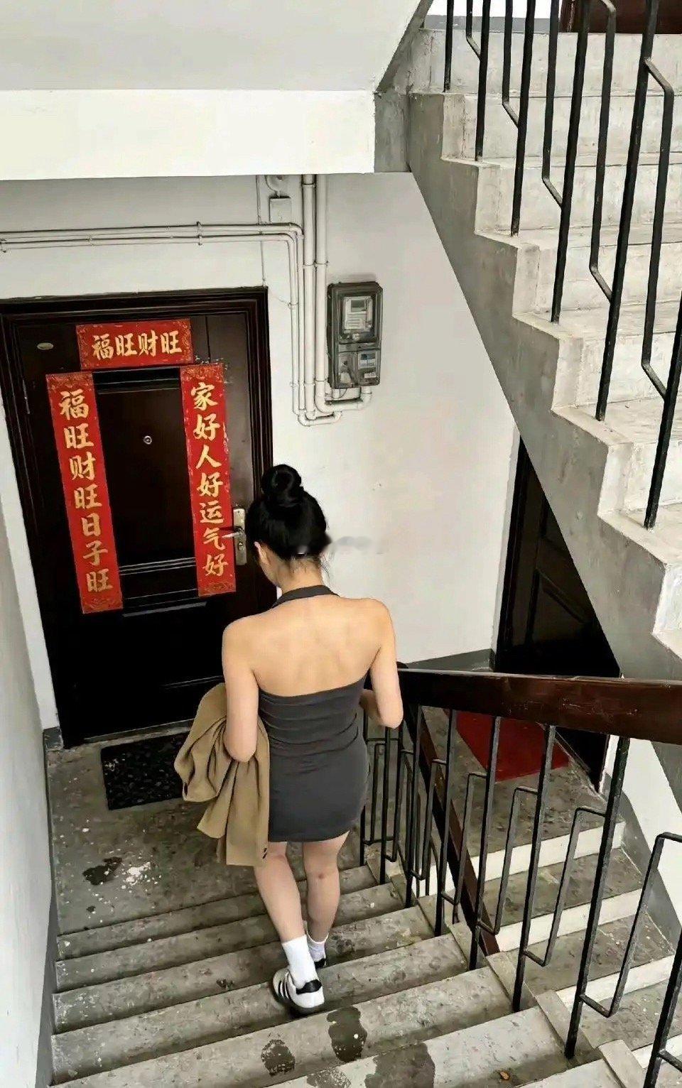 碰到这样的邻居用什么方法治得了她？楼梯口都被鞋子摆满了。