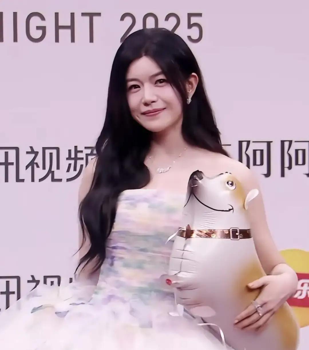 陈妍希用一张脸，打了一场漂亮的翻身仗。星光大赏上，她带着《狙击蝴蝶》里岑矜的同