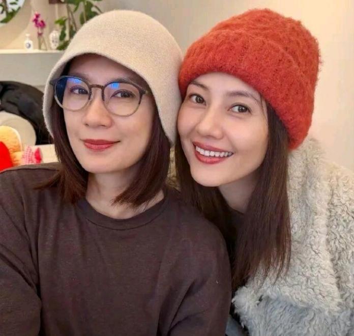 颜值巅峰女神，你更喜欢谁，美貌不分上下，认你选你选哪一个呢？
