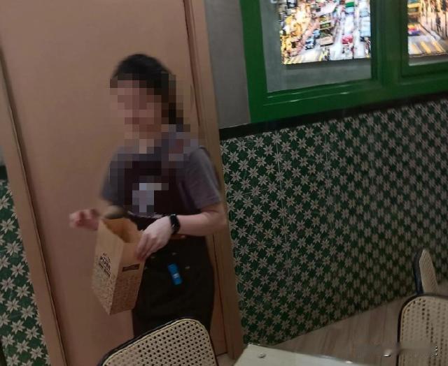 内蒙古，一女子的丈夫离世，给丈夫整理遗物时发现，丈夫8年里一直在给一个餐馆的女服