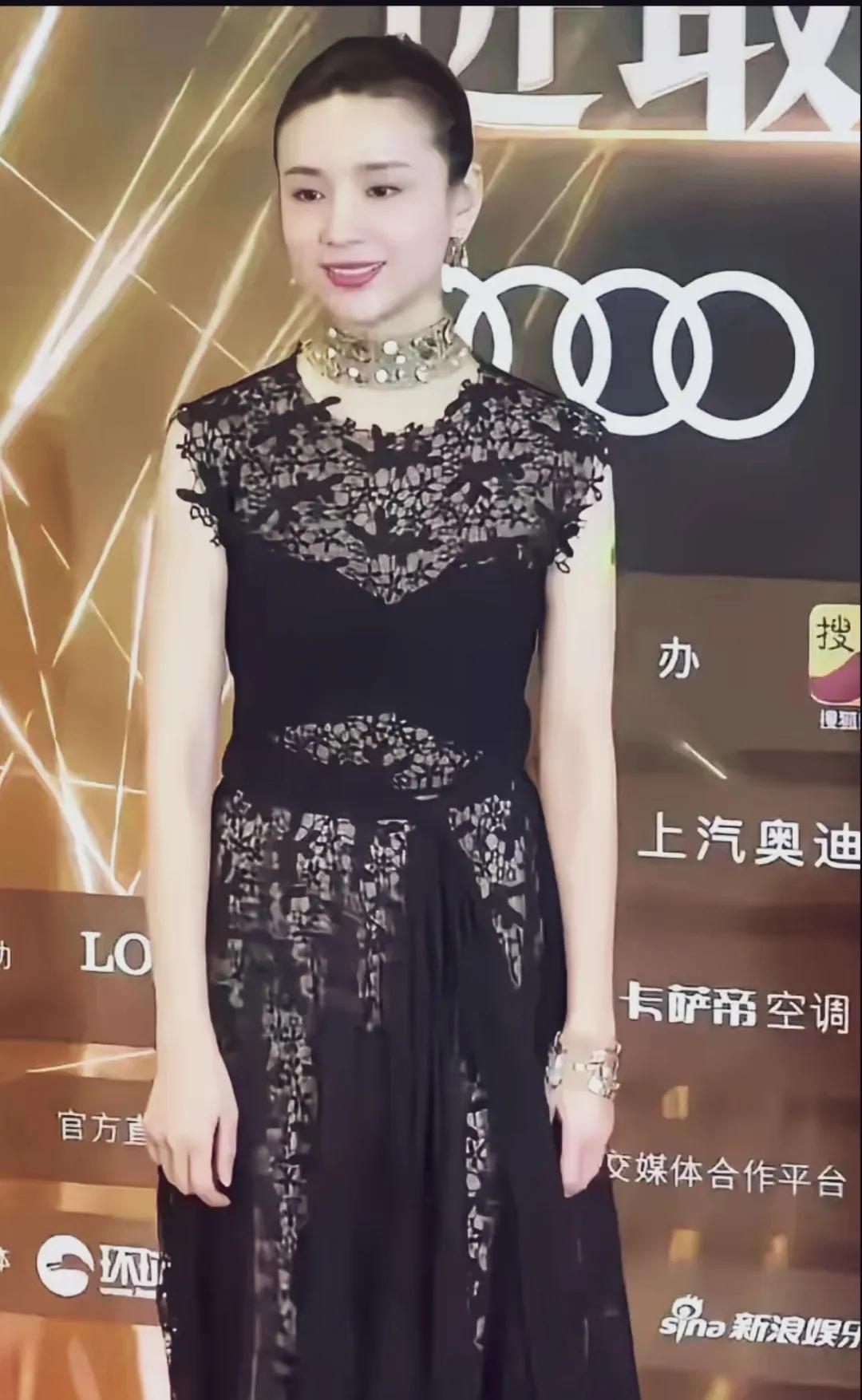 这两张照片面相特别像年轻时候的陈红，但比陈红有气质。#董洁#