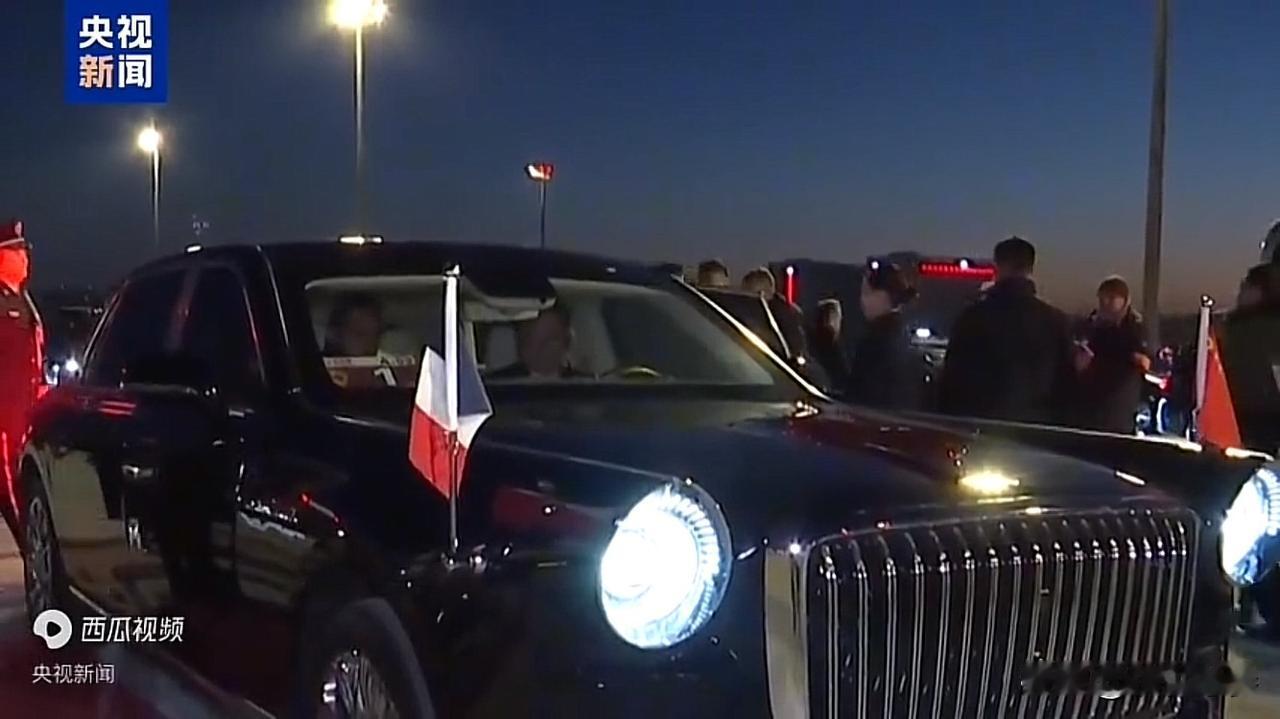 马克龙任内第4次访华，抵京后，王毅在机场迎接，现场三个细节令人赞叹：一、此次访