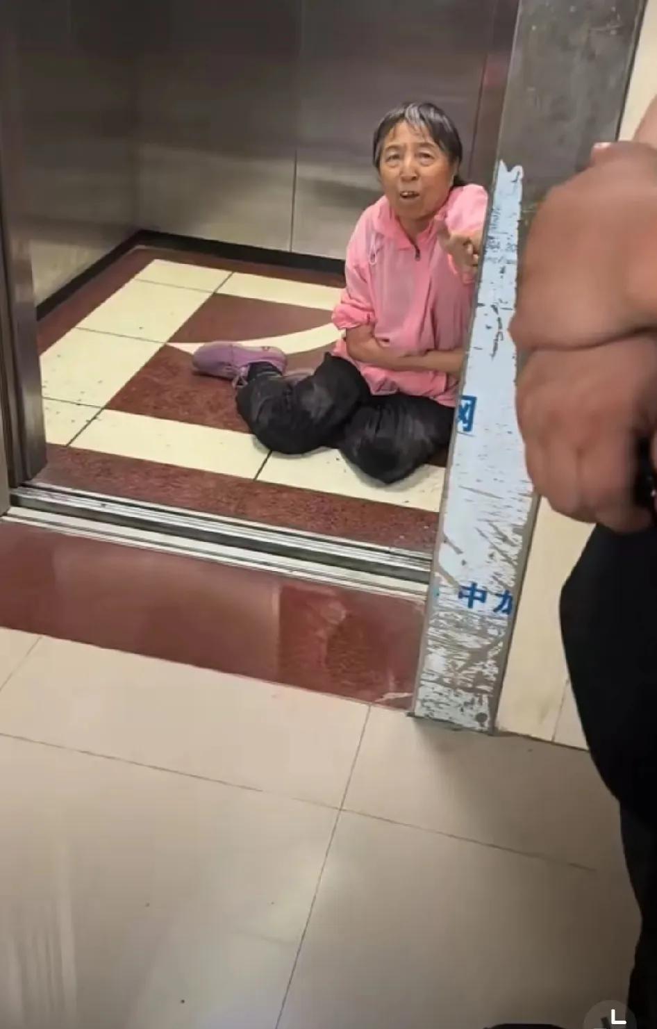 内蒙古，一个大娘摔倒在电梯内爬不起来，她向电梯外面的三个男子求救，但没有一个男子
