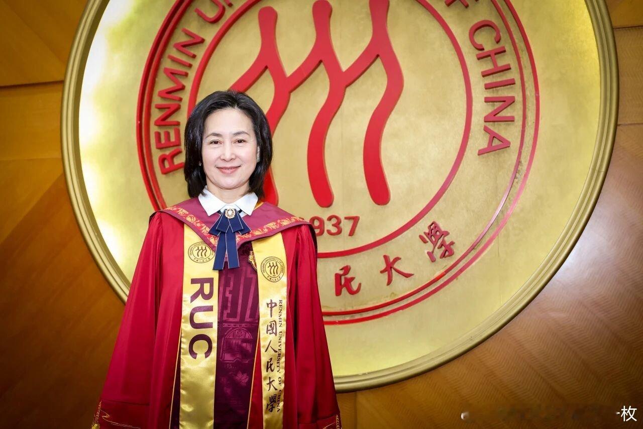 11月7日，何超琼获授中国人民大学名誉博士学位。热点现场​​​