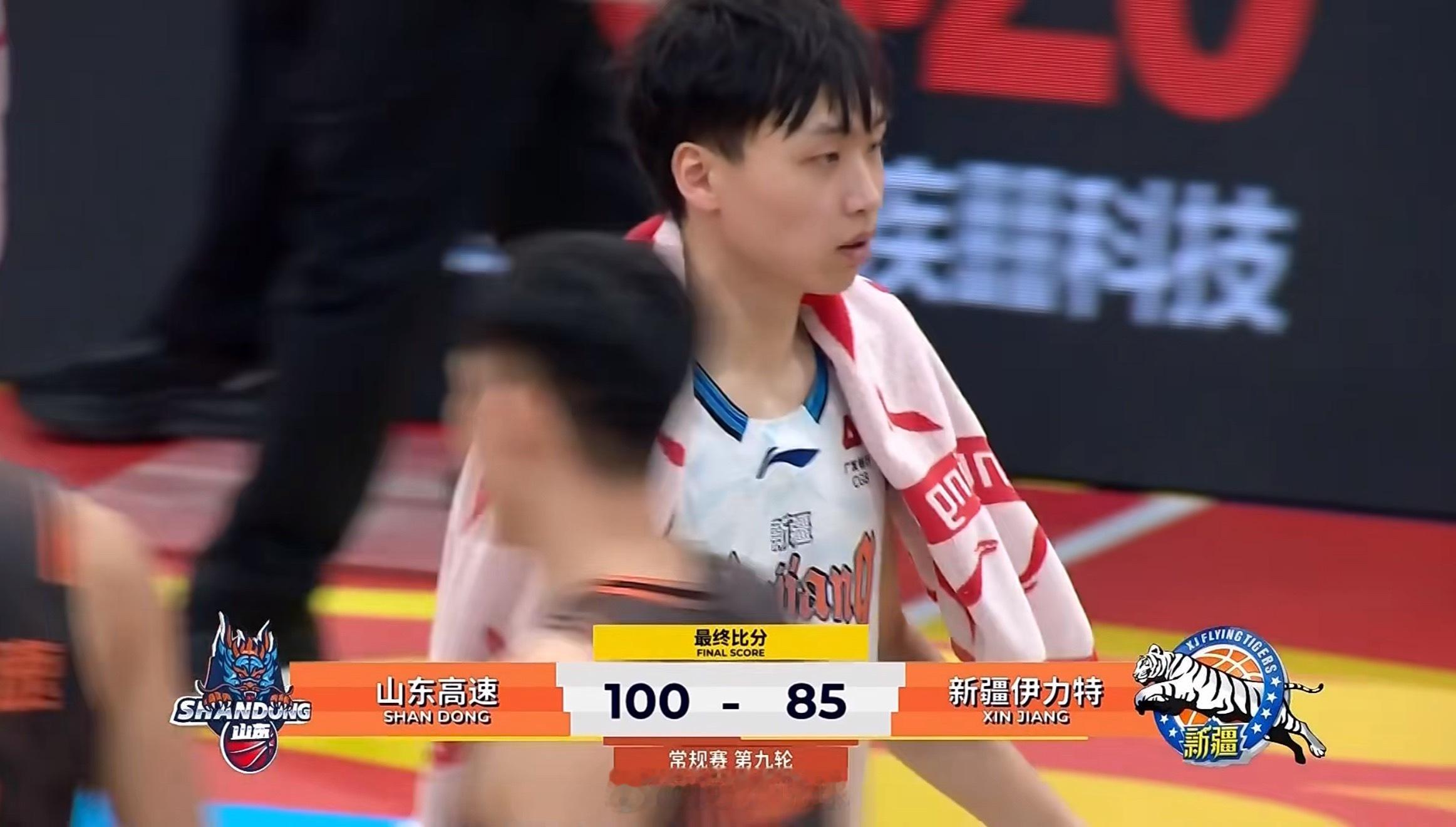 全场比赛结束！山东男篮100:85新疆男篮新疆男篮遭遇新年首败。山东男篮vs新疆