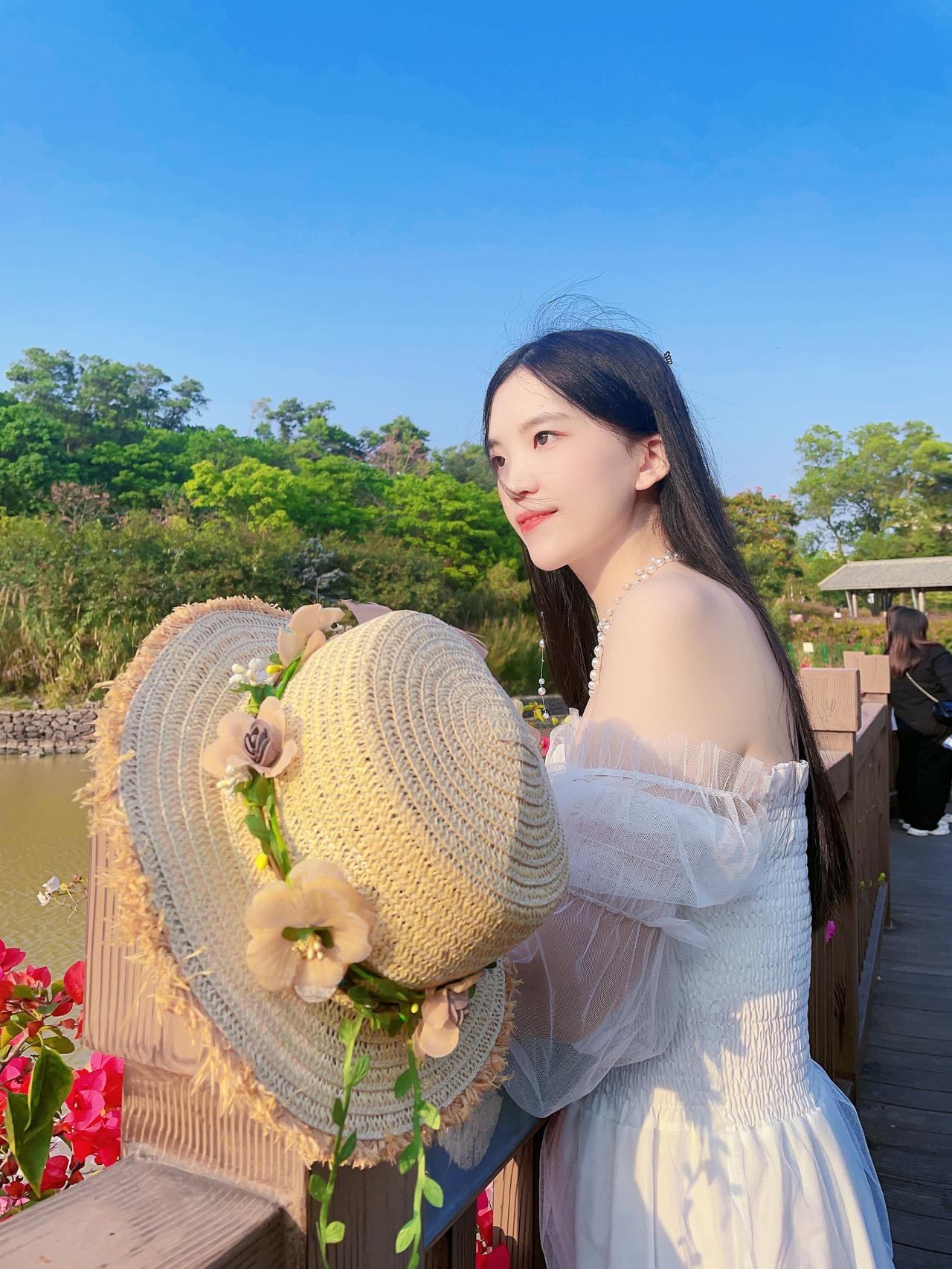 雪纺半身裙仙气飘飘！面料轻盈飘逸，走路时裙摆随风摆动，搭配针织衫就是温柔姐姐本人