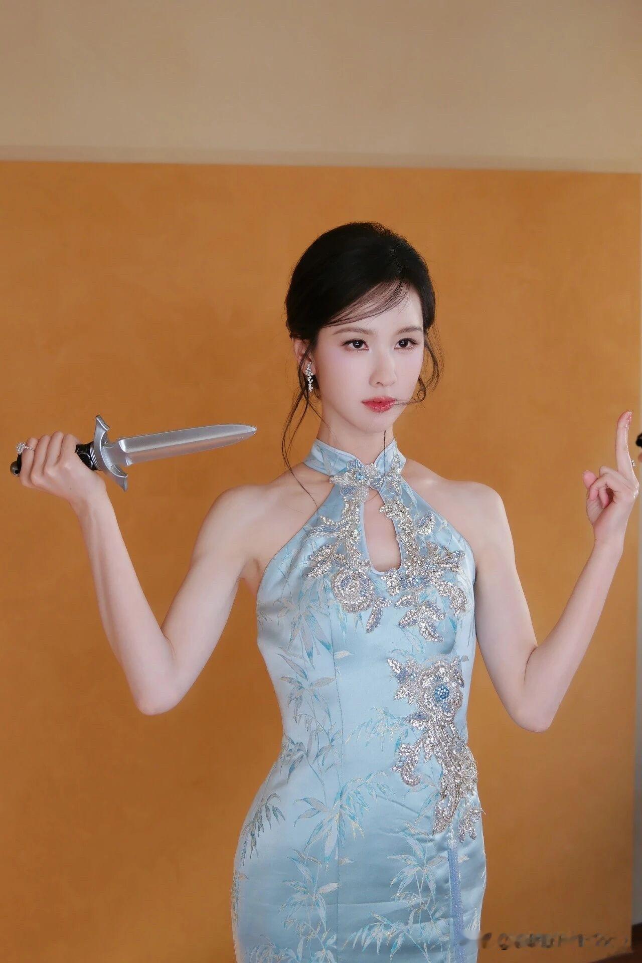 陈都灵，修身旗袍，美貌灵动