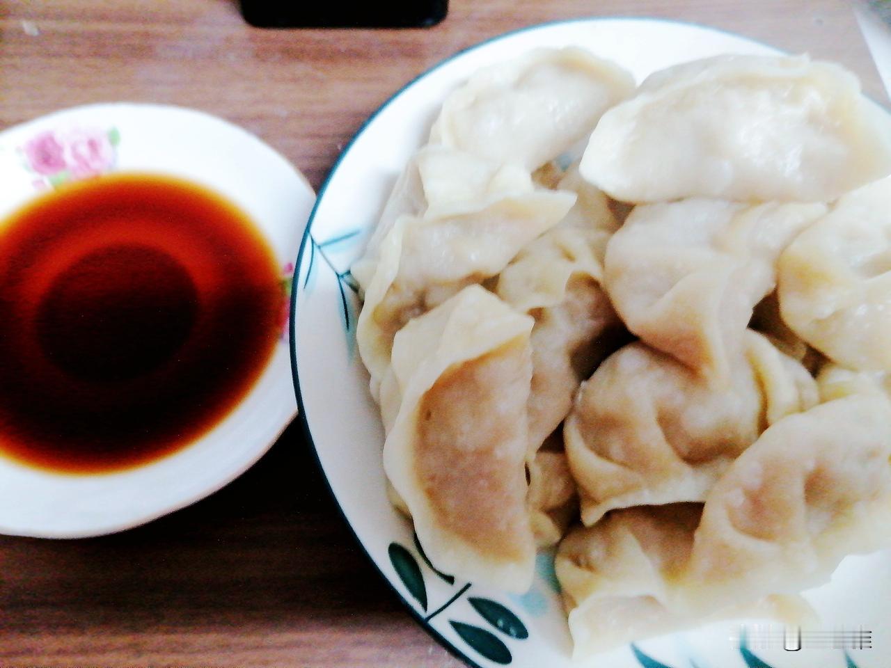真香！我不等了，时间有点晚，先蒸一屉。今天的饺子馅用韭黄，白菜和肉沫拌的