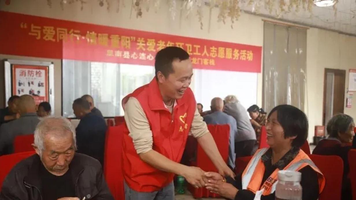 暖心设宴敬环卫工 阜南好人、心连心志愿者杨其会以烟火温情暖人心