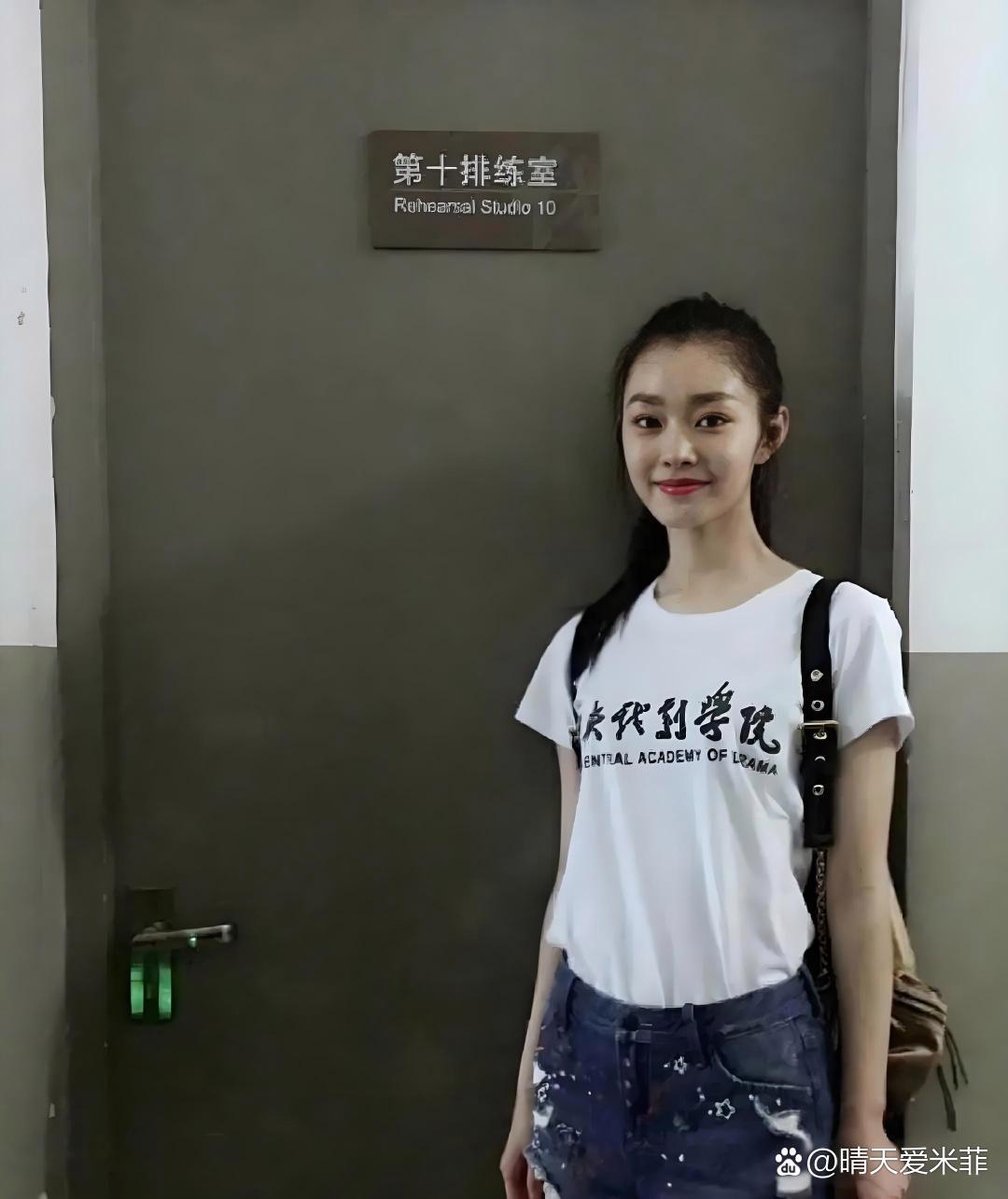 宋轶大学旧照真好看！每次亮相都像星辰，亮眼夺目。​​​