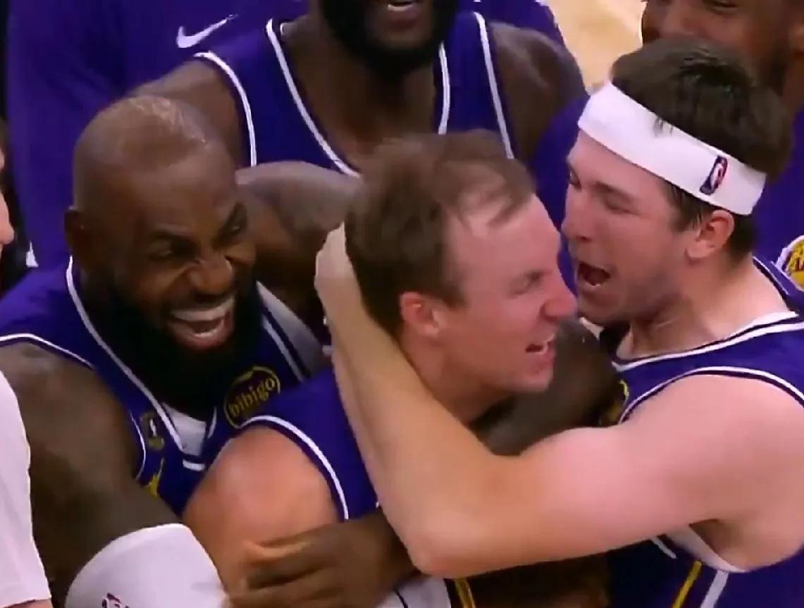 在下半场东契奇浪投的情况下在整场詹姆斯手感全无的情况下在里弗斯发挥并不稳定的